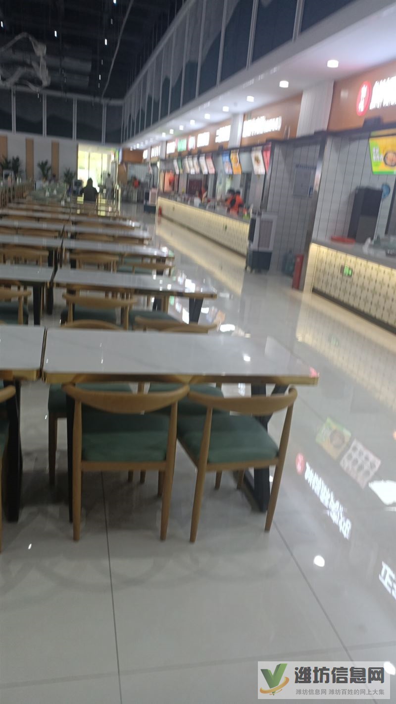 萬人理工大學餐廳一樓攤位現成的，